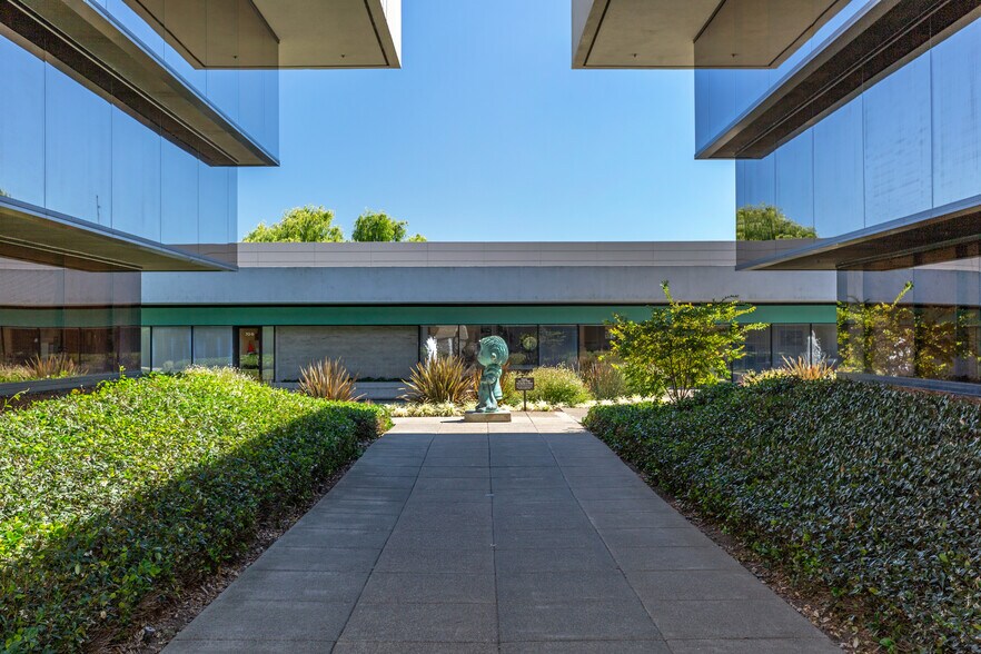 100 Stony Point Rd, Santa Rosa, CA à louer - Photo du bâtiment - Image 2 de 8