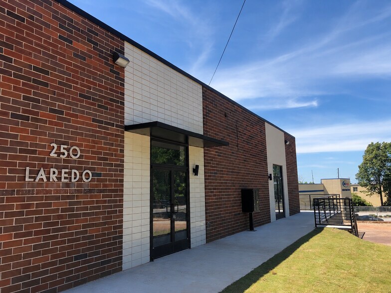 250 Laredo Dr, Decatur, GA à louer - Photo du bâtiment - Image 1 de 4