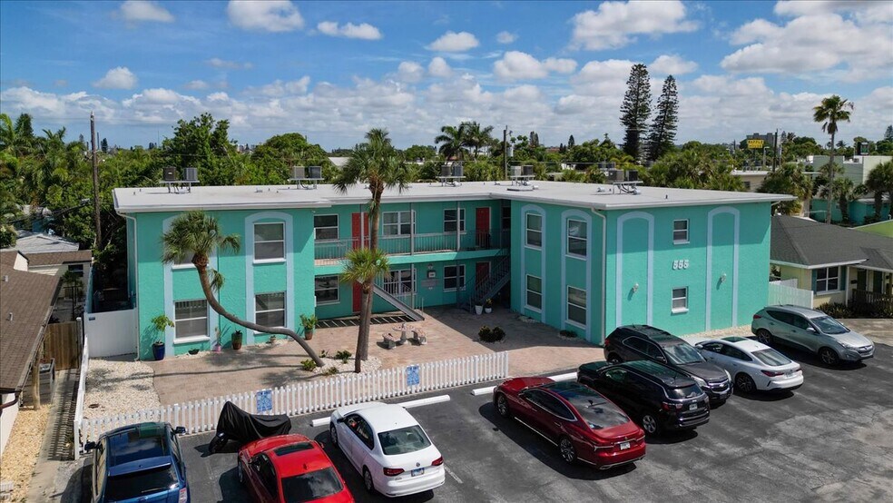555 69th Ave, Saint Pete Beach, FL à vendre - Photo du bâtiment - Image 1 de 7