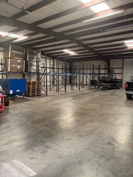 111 Industrial Blvd, Mansfield, TX for lease - Interior Photo - Image 3 of 3