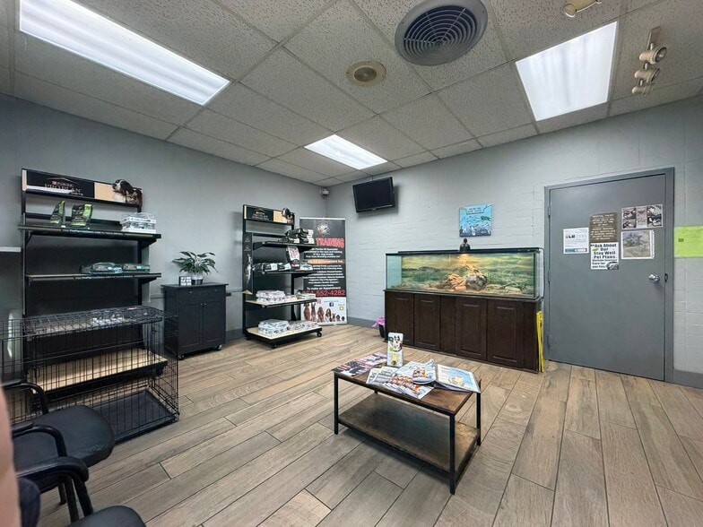 2200 W Oakland Park Blvd, Oakland Park, FL for sale - Building Photo - Image 2 of 8