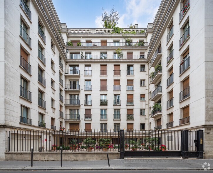 276 Boulevard Saint-Germain, Paris à vendre - Photo du bâtiment - Image 3 de 9
