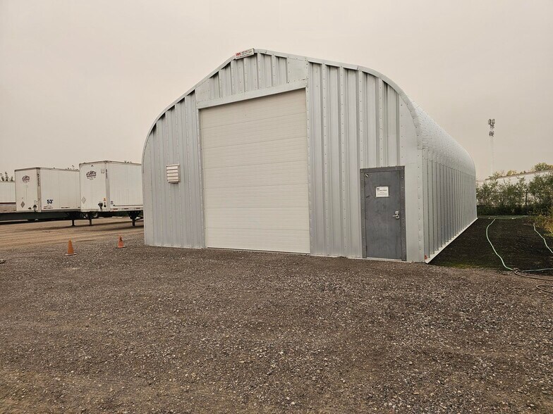 9415 44th St SE, Calgary, AB à vendre - Photo du bâtiment - Image 2 de 6