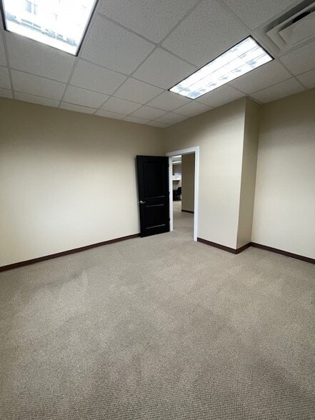 2929 Crouse Ln, Burlington, NC for lease - Interior Photo - Image 2 of 15