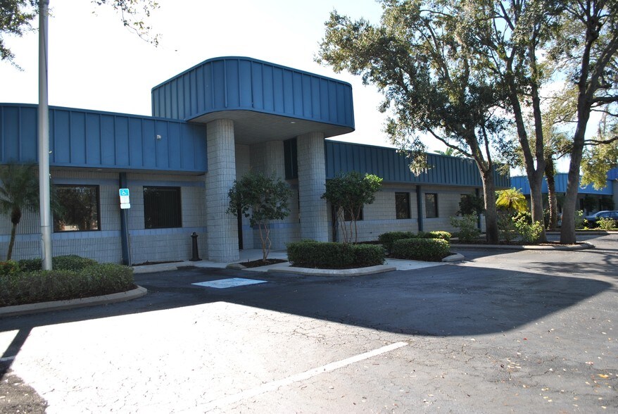 7565-7575 Commerce Ct, Sarasota, FL à vendre - Photo du bâtiment - Image 2 de 28