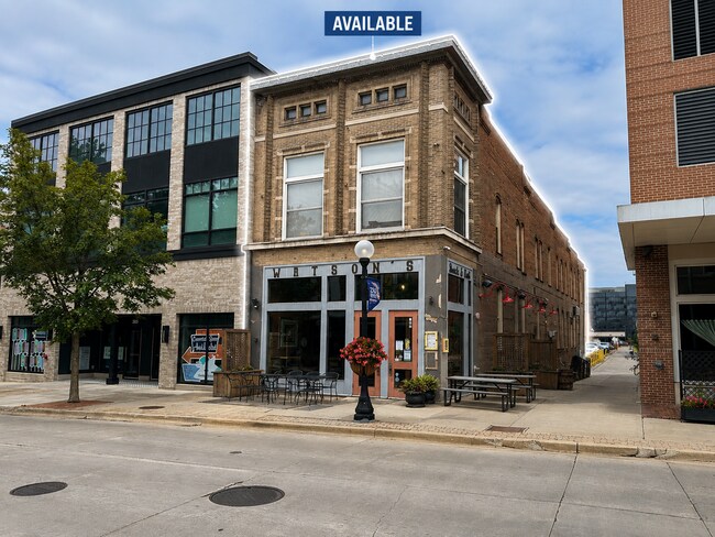 Plus de détails pour 211 N Neil St, Champaign, IL - Commerce de détail à louer