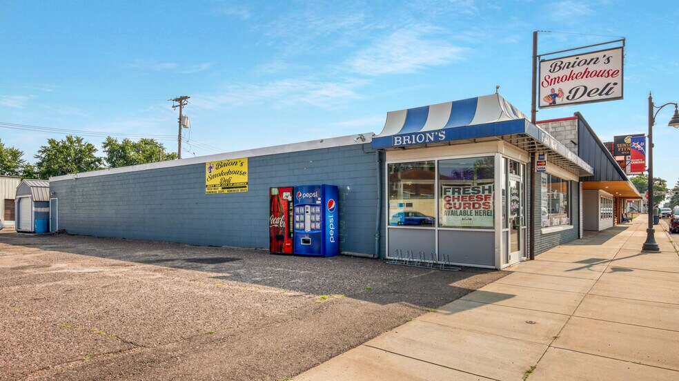 909 W Main St, Cameron, WI à vendre - Photo du bâtiment - Image 2 de 35