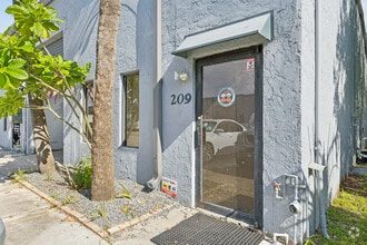 11999 N 49th St, Clearwater, FL à louer Photo du bâtiment- Image 1 de 8