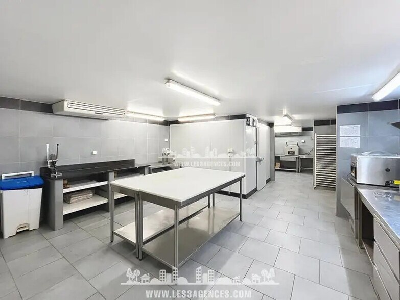 Flex in Cogolin for lease - Interior Photo - Image 1 of 5