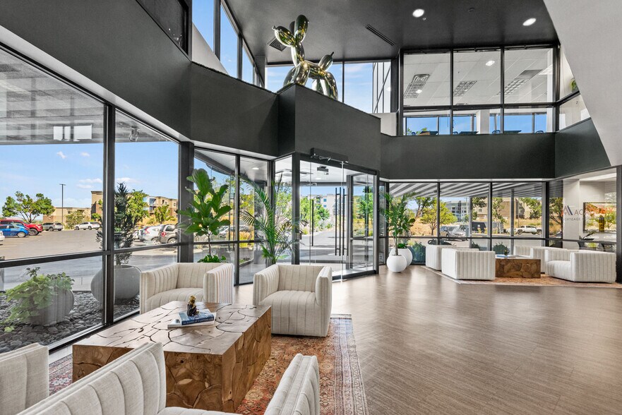 10542 S Jordan Gtwy, South Jordan, UT à louer - Hall d’entrée - Image 2 de 15