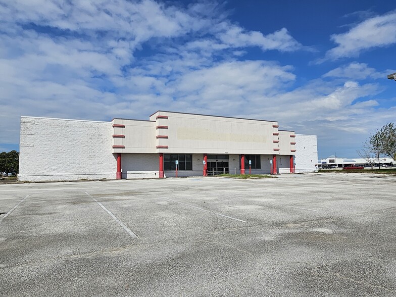 9550 Emmett F Lowry Expy, Texas City, TX for lease - Building Photo - Image 1 of 4