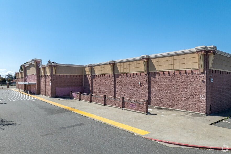 8400 Edgewater Dr, Oakland, CA for lease - Building Photo - Image 1 of 6