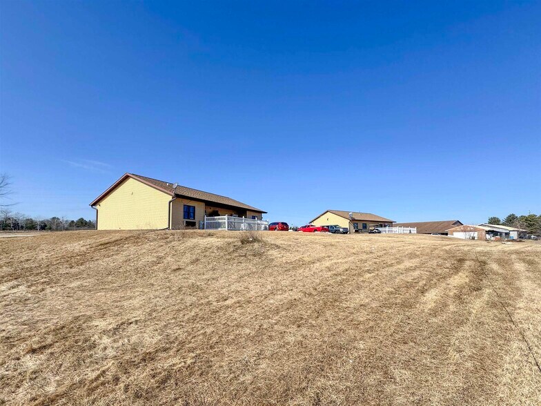 W7840 Airport Rd, Crivitz, WI à vendre - Photo du bâtiment - Image 2 de 11