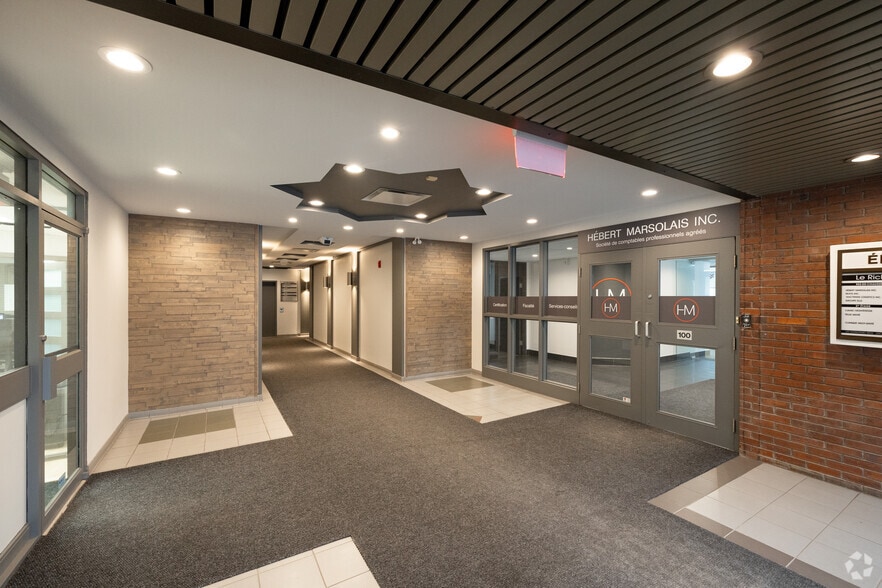 370 Ch De Chambly, Longueuil, QC for lease - Lobby - Image 2 of 4