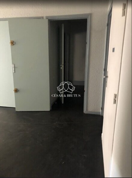 Retail in Lyon for lease - Interior Photo - Image 2 of 10