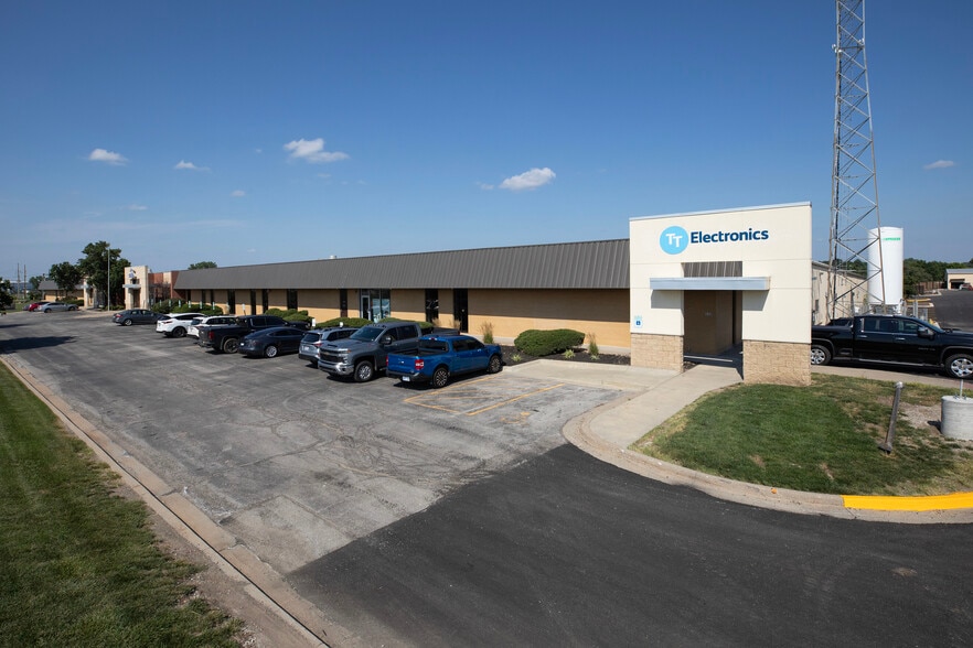 520-580 N Rogers Rd, Olathe, KS for lease - Building Photo - Image 2 of 8