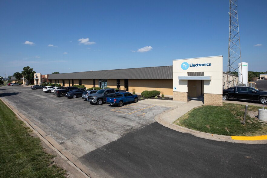 520-580 N Rogers Rd, Olathe, KS à louer - Photo du bâtiment - Image 2 de 8