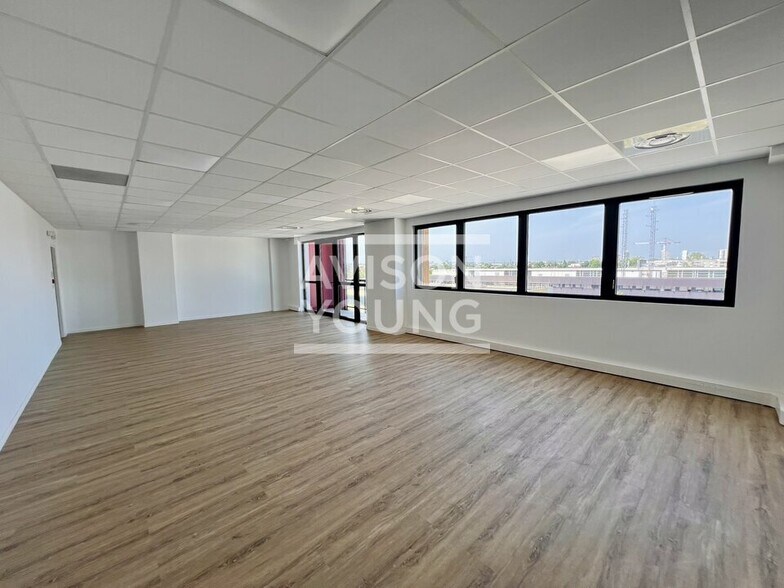 Flex dans Bobigny à louer - Photo du bâtiment - Image 1 de 12