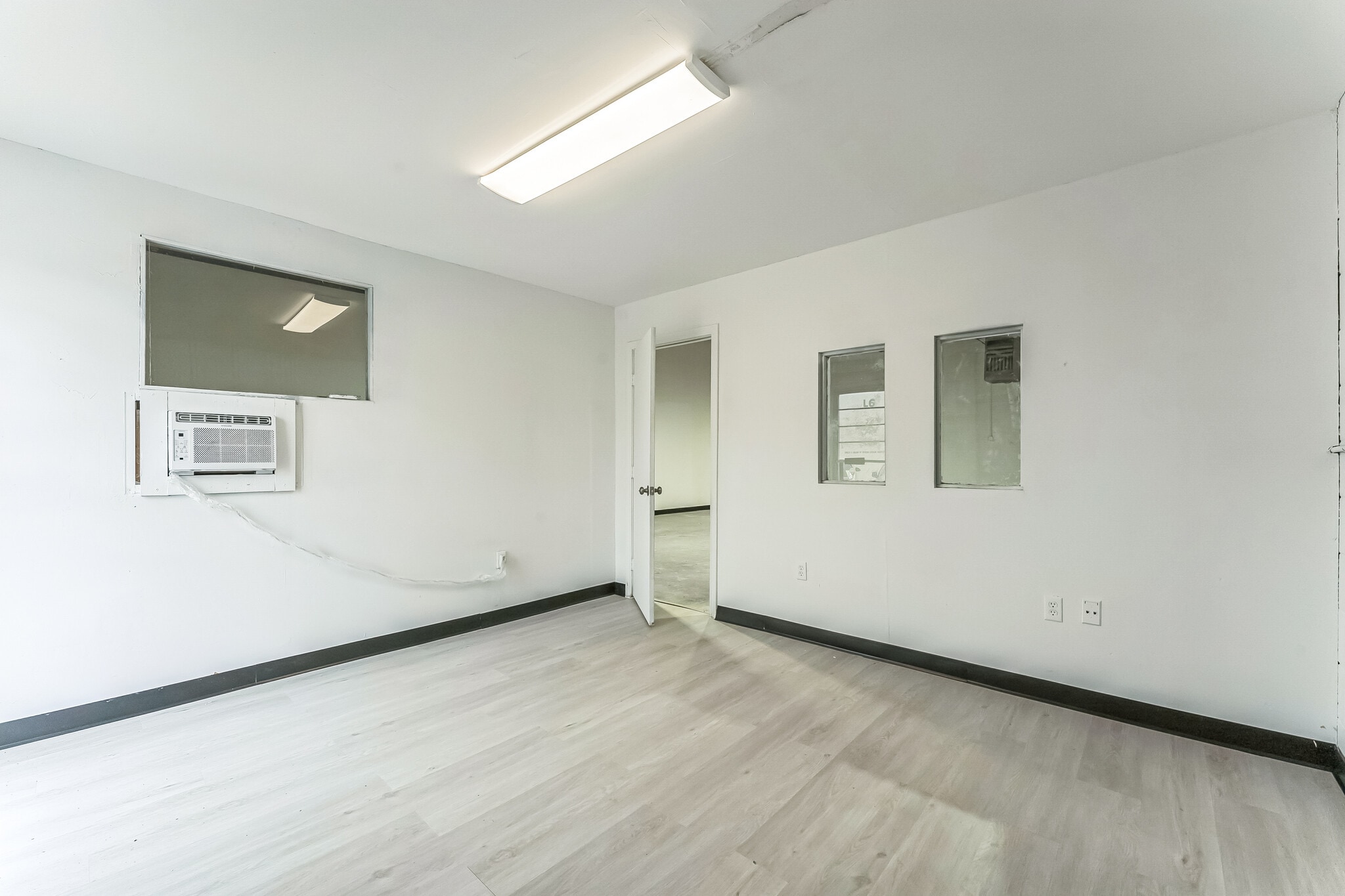 1105 Colorado Ln, Arlington, TX for lease Interior Photo- Image 1 of 3