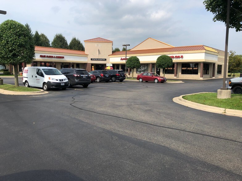 1850 Grand Ave, Lindenhurst, IL à louer - Photo du bâtiment - Image 2 de 3