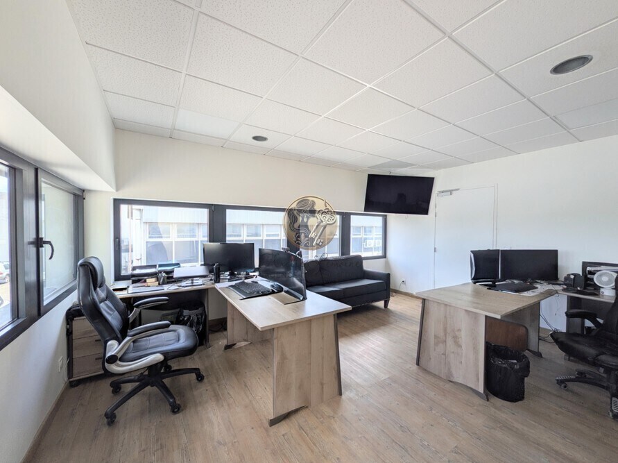 25 Rue Du Lyonnais, Saint-Priest, RHO 69800 - Unité Lot 1 - - Photo intérieure - Image 2 of 10