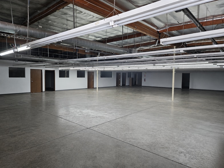 325-329 Mira Loma Ave, Glendale, CA for lease - Building Photo - Image 3 of 4