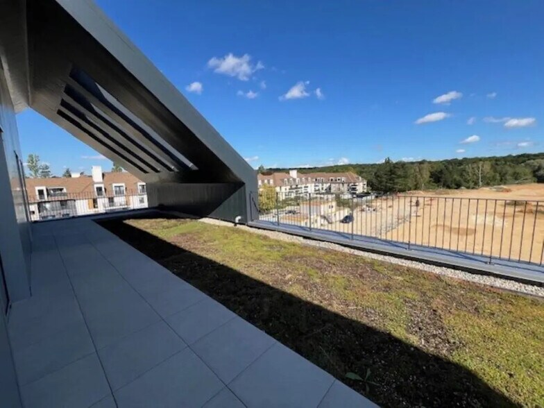 Office in Plaisir for lease - Building Photo - Image 2 of 8