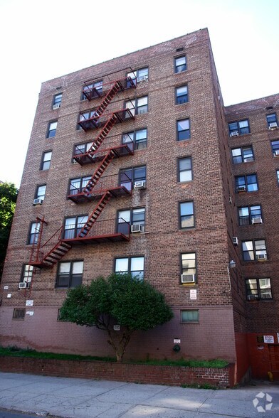 132-48 41st Rd, Flushing, NY à vendre - Photo du bâtiment - Image 2 de 6