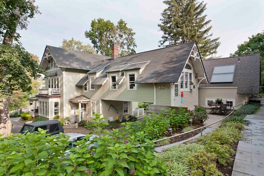 25 Imperial Ave, Westport, CT à louer - Photo du bâtiment - Image 3 de 8