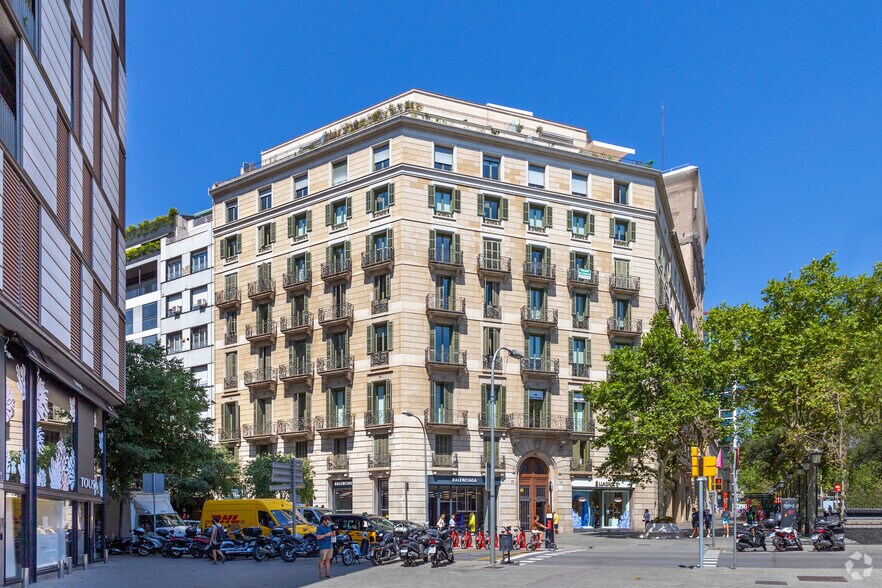 Office in Barcelona, Barcelona for lease - Building Photo - Image 3 of 4