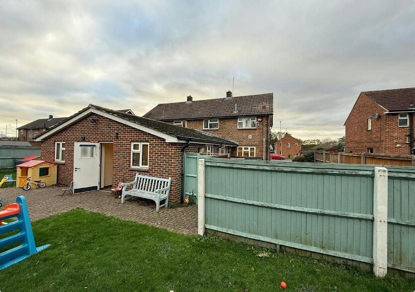 198-200 Dunsbury Way, Havant for sale - Building Photo - Image 2 of 7