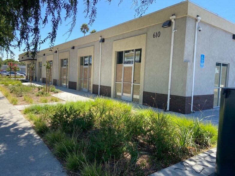 610 E Francis St, Ontario, CA à louer - Photo du bâtiment - Image 2 de 2