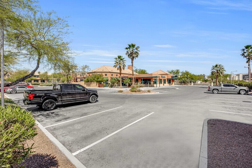 2801 N Tenaya Way, Las Vegas, NV à vendre - Photo du bâtiment - Image 3 de 20