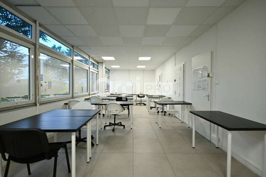 Office in Saint-Priest for lease - Interior Photo - Image 1 of 8