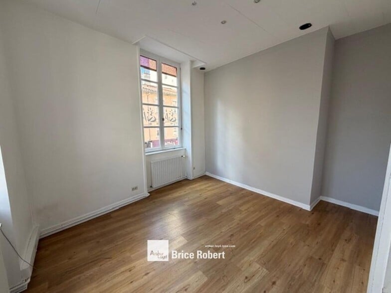 Office in Lyon for lease - Interior Photo - Image 2 of 7