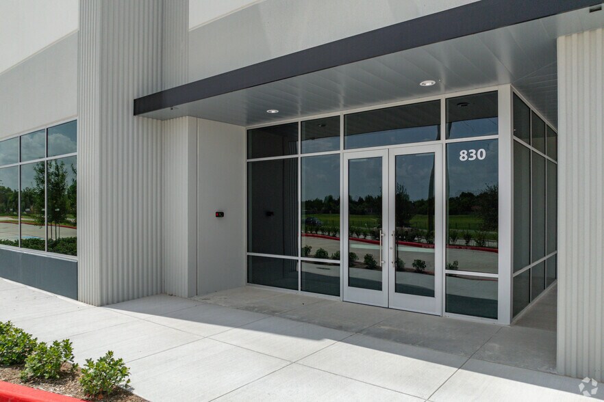 830 Fallbrook Dr, Houston, TX à vendre - Photo du bâtiment - Image 3 de 4