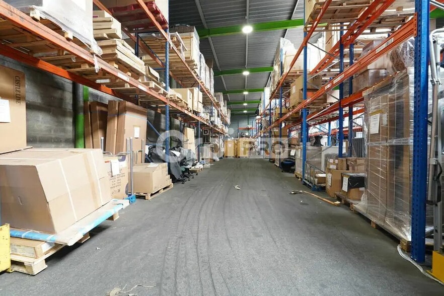 Office in Genas for lease - Building Photo - Image 2 of 9