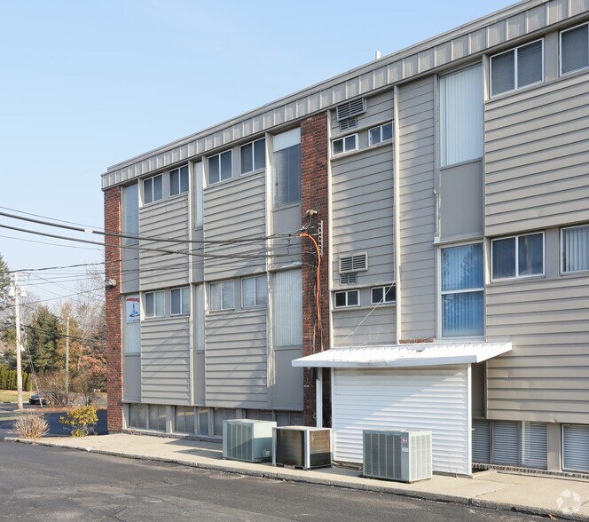 67 Harned Rd, Commack, NY à louer - Photo du bâtiment - Image 2 de 6