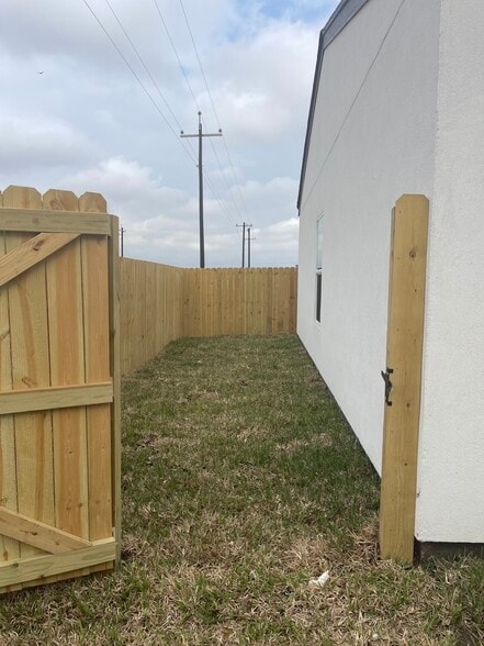 509 Sparrow Road, Weslaco, TX for sale - Building Photo - Image 3 of 18