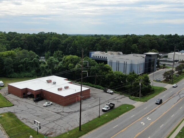 1744 Westchester Dr, High Point, NC à louer - Photo du bâtiment - Image 3 de 9