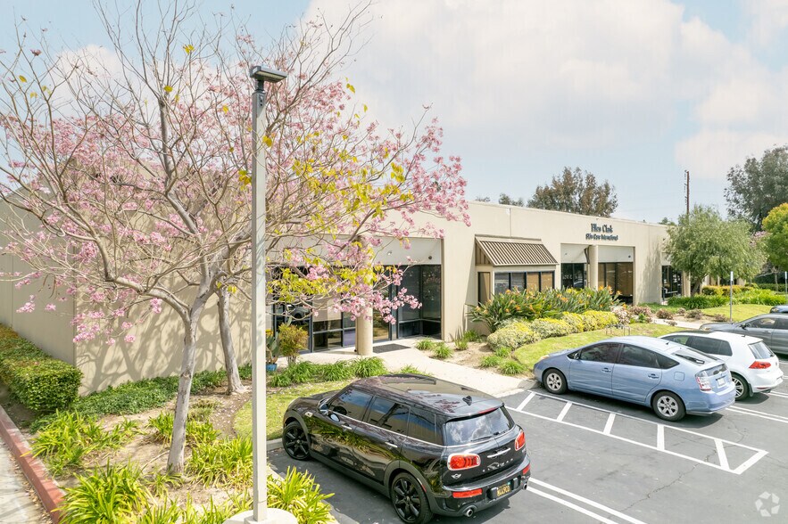 10005-10015 Muirlands Blvd, Irvine, CA à louer - Photo du bâtiment - Image 2 de 5