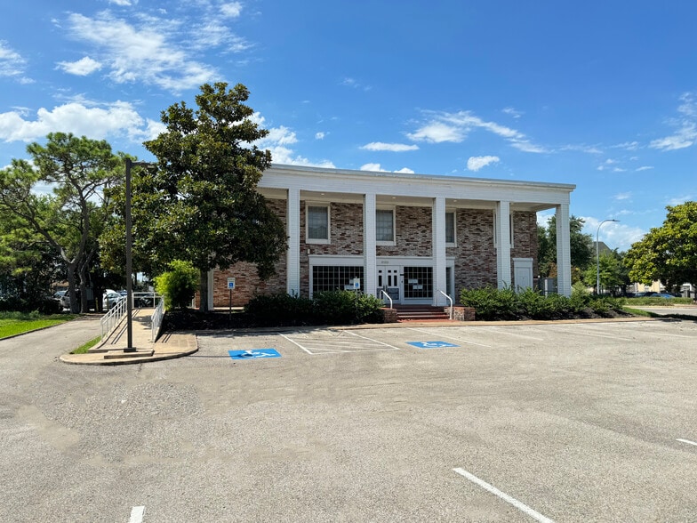 8133 Broadway St, Houston, TX for lease - Building Photo - Image 2 of 8