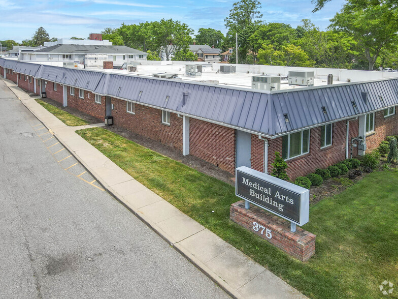 375 E Main St, Bay Shore, NY for lease - Building Photo - Image 3 of 9