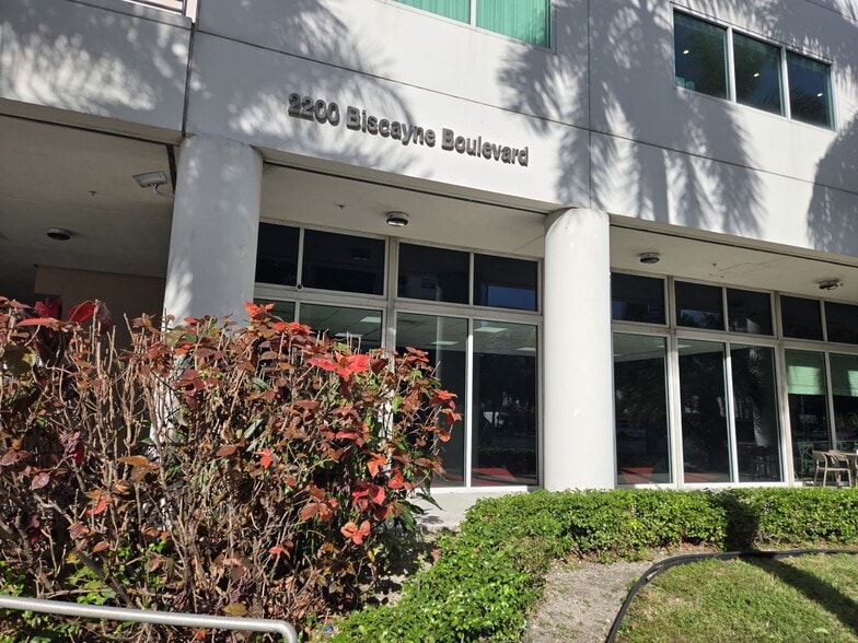 2200 Biscayne Blvd, Miami, FL for lease - Building Photo - Image 3 of 13