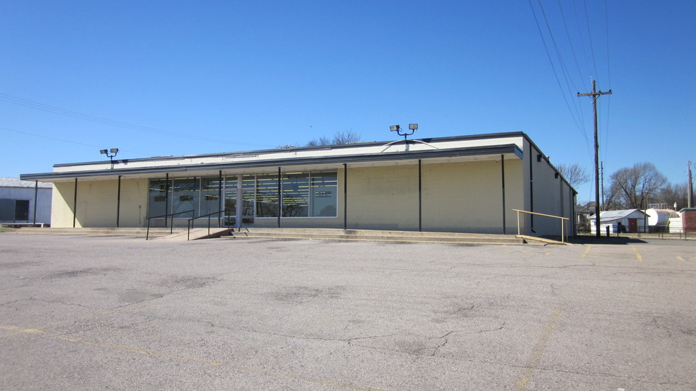 209 S Woody Guthrie St, Okemah, OK à vendre - Photo principale - Image 1 de 1