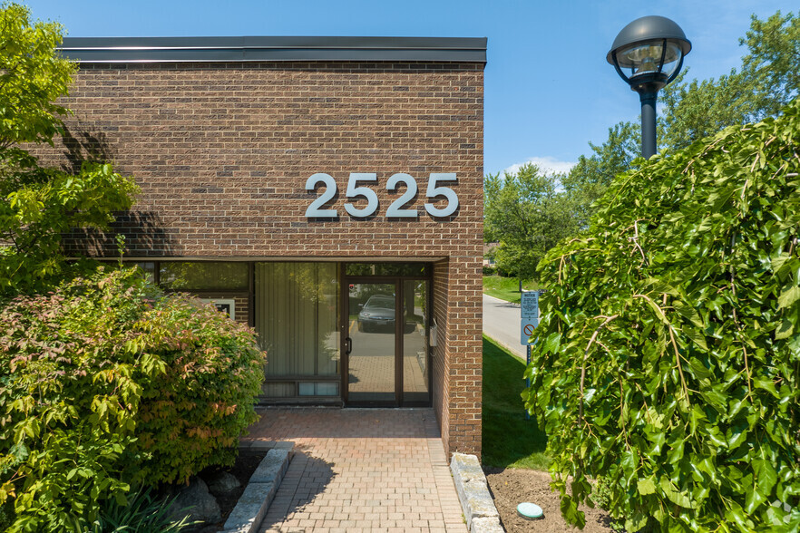 2525 Dunwin Dr, Mississauga, ON à louer - Photo du b timent - Image 3 de 4