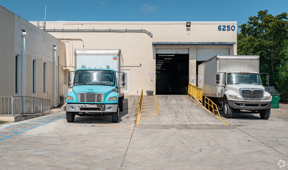 6250 NW 27th Way, Fort Lauderdale, FL à louer - Photo du bâtiment - Image 2 de 4