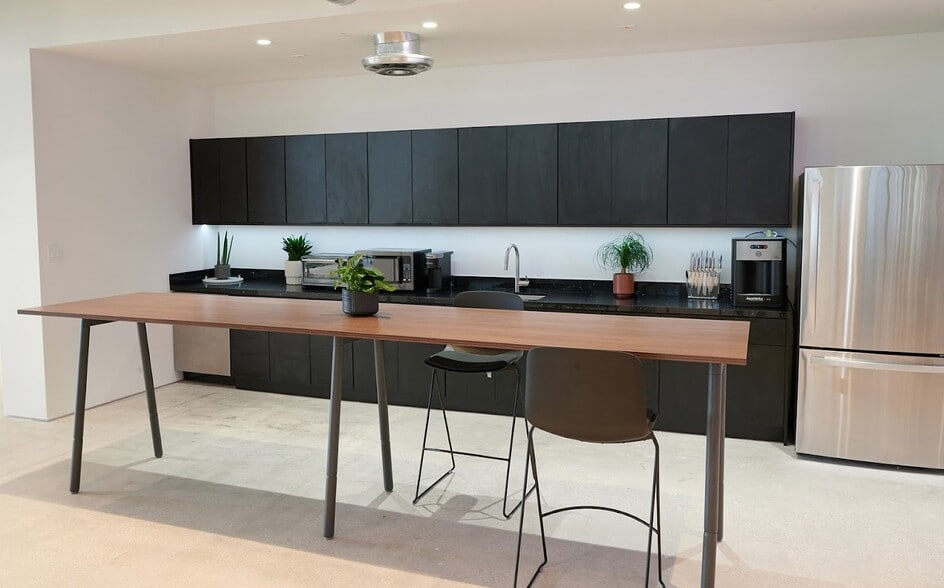 218 NW 24th St, Miami, FL for lease - Interior Photo - Image 3 of 21