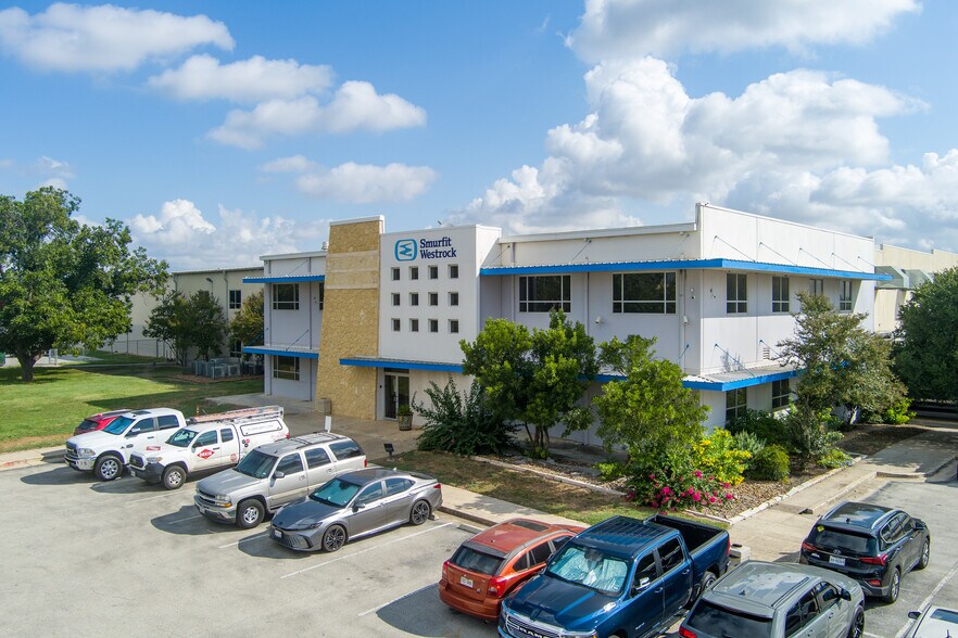 10600 Fischer Rd, Von Ormy, TX à vendre - Photo du bâtiment - Image 2 de 5