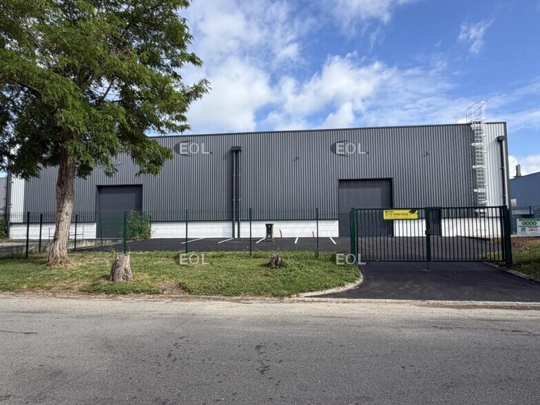 Industriel dans Saint-Ouen-l'Aumône à louer - Photo du bâtiment - Image 2 de 14